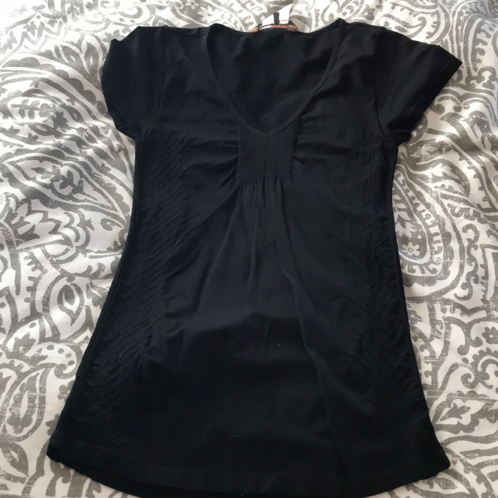 BCBG m/l black top. Beautiful detailing